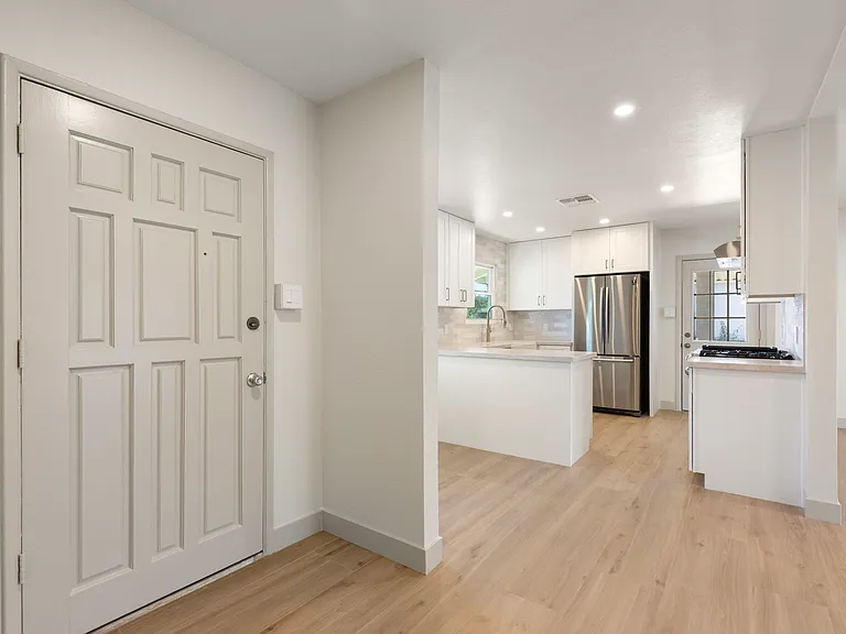 715 W Oregon Ave — Photo 10