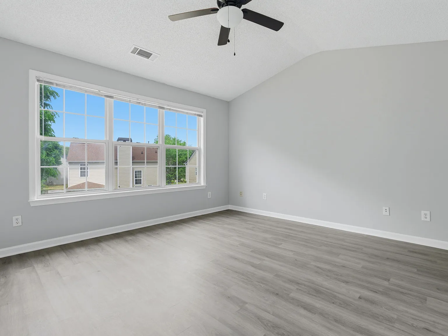 3 bed, 2.5 bath, 1919 sqft, $2,800 — Photo 4