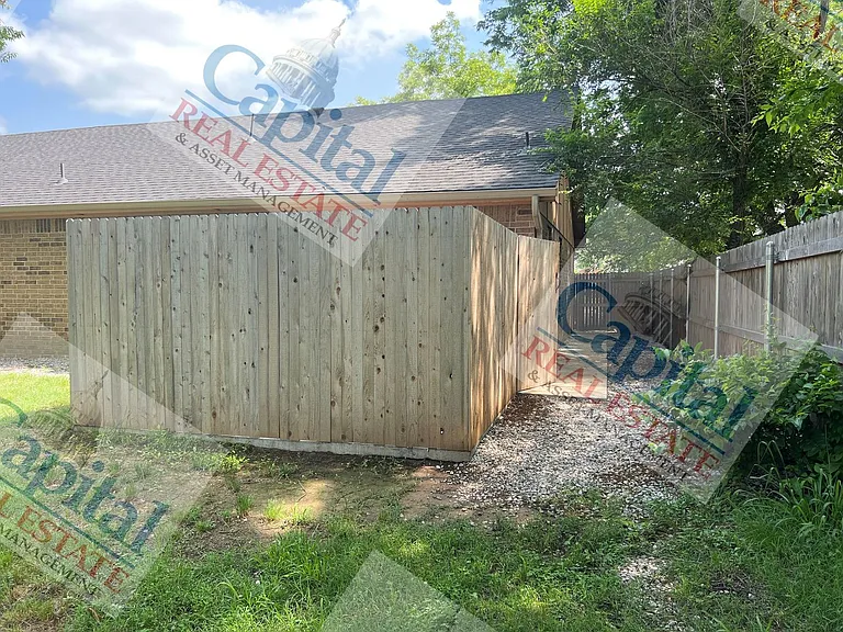 219 W Locust St — Photo 24