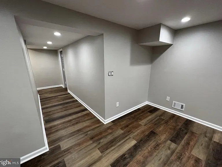 5748 Yellowrose Ct — Photo 17