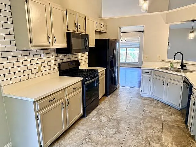 1920 White Oak Cir — Photo 3