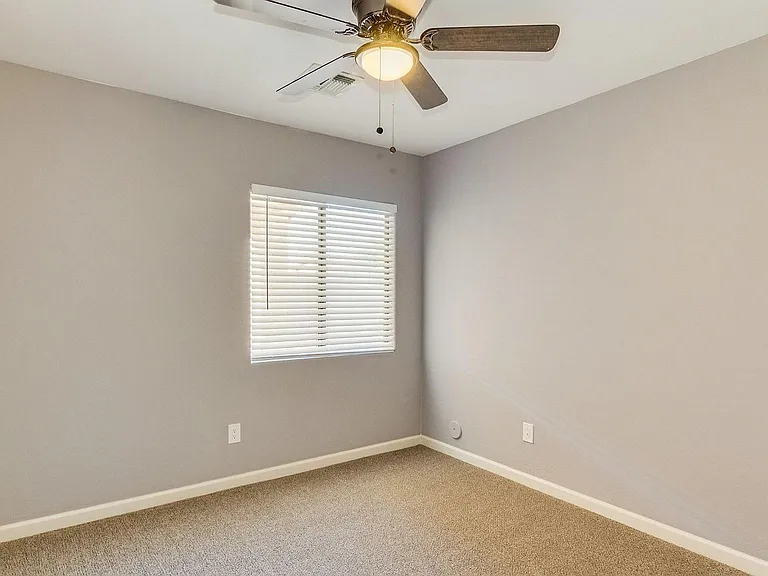 1622 W Nancy Ln — Photo 2