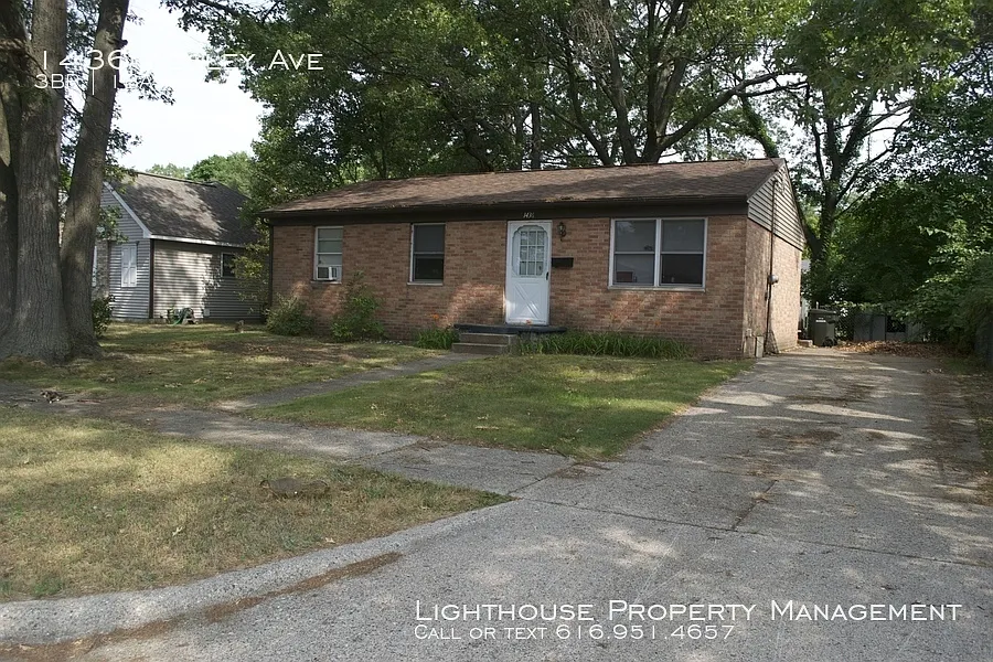 1436 Wesley Ave photo 1