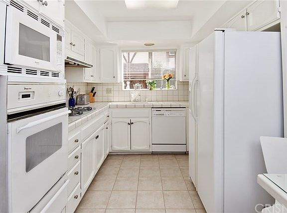 5th image of 15610 Moorpark St APT 6