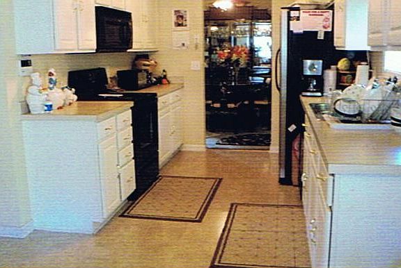  Large Eat-in Kitchen