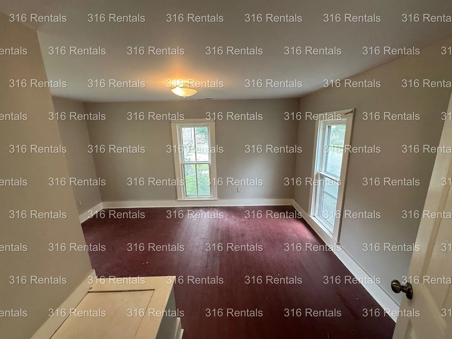 $1249 - 4 bed 1 bath - Single Family Home — Photo 2
