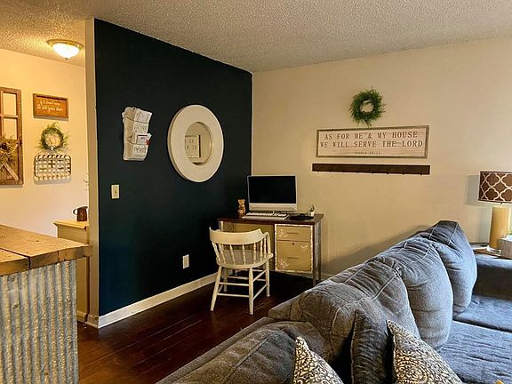 5th image of 995 Mill St