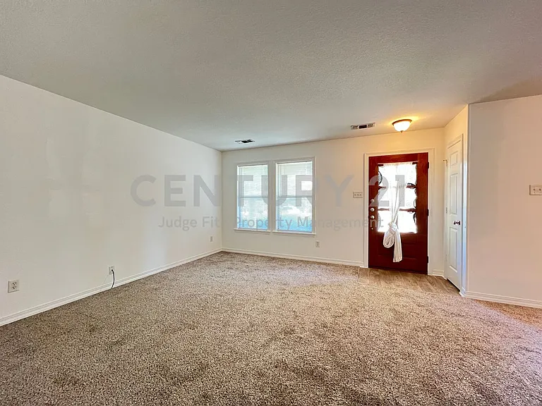 403 W Oak St — Photo 2