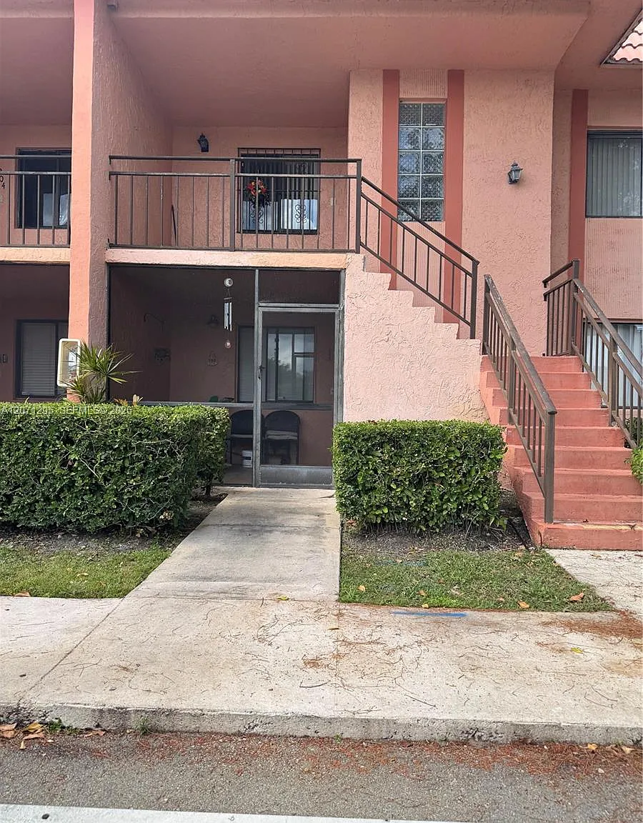 Racquet Club Apartments A — Photo 1