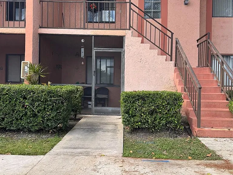 215 Lakeview Dr #105 — Photo 1
