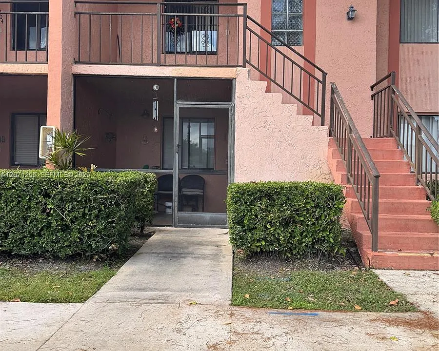 215 Lakeview Dr #105