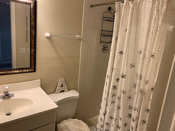 4th image of 404 S Alderwood St
