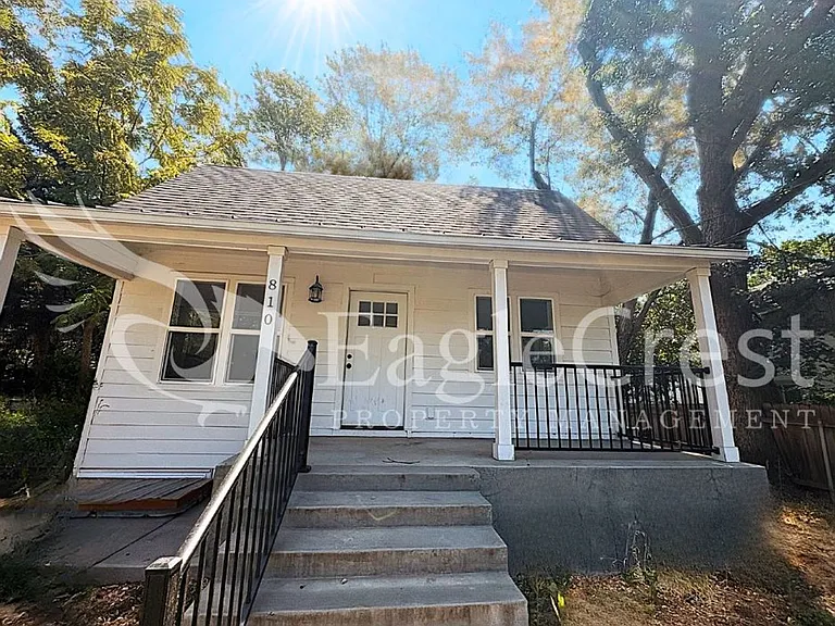 810 E Sumach St — Photo 1