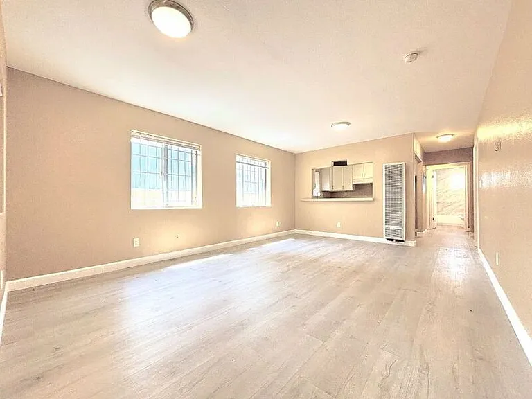 1385 E Vernon Ave — Photo 1
