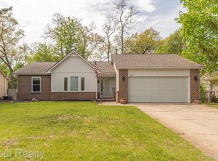 3113 Buss Dr, Commerce Township, MI