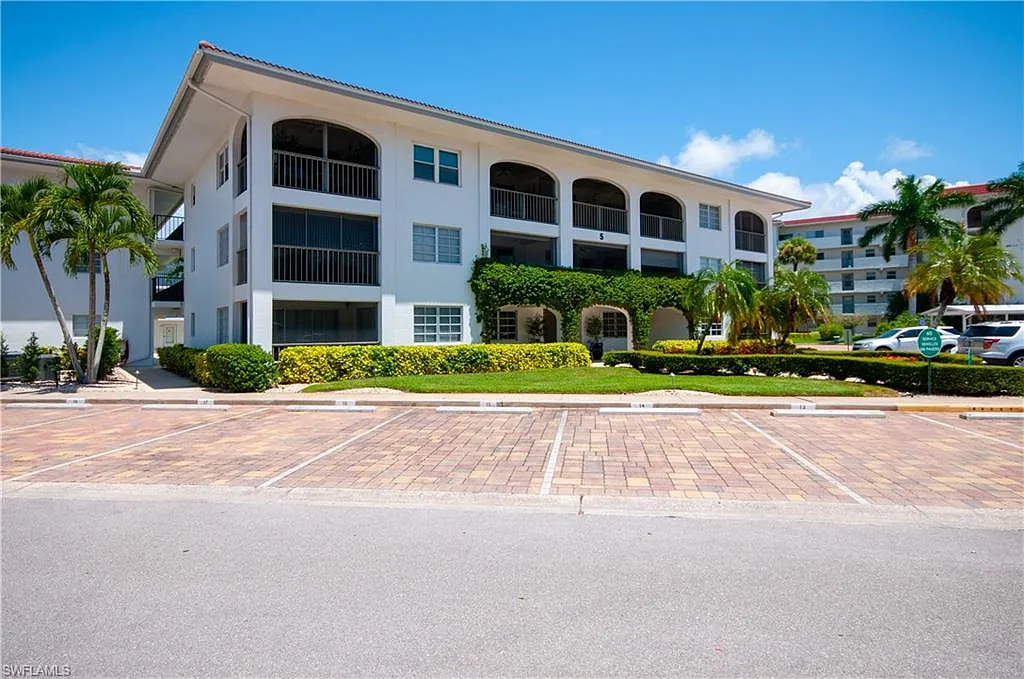 2 bed, 2.0 bath, 871 sqft, $2,395 — Photo 2
