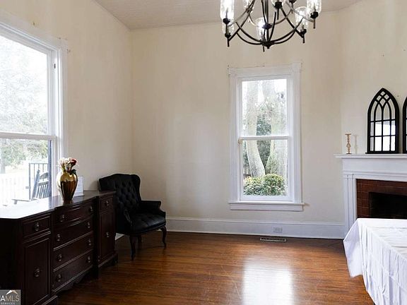 3rd image of 1029 S Elm St