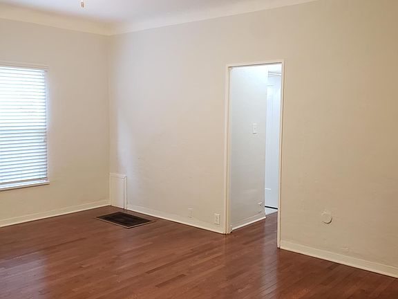 Living room (view 2)