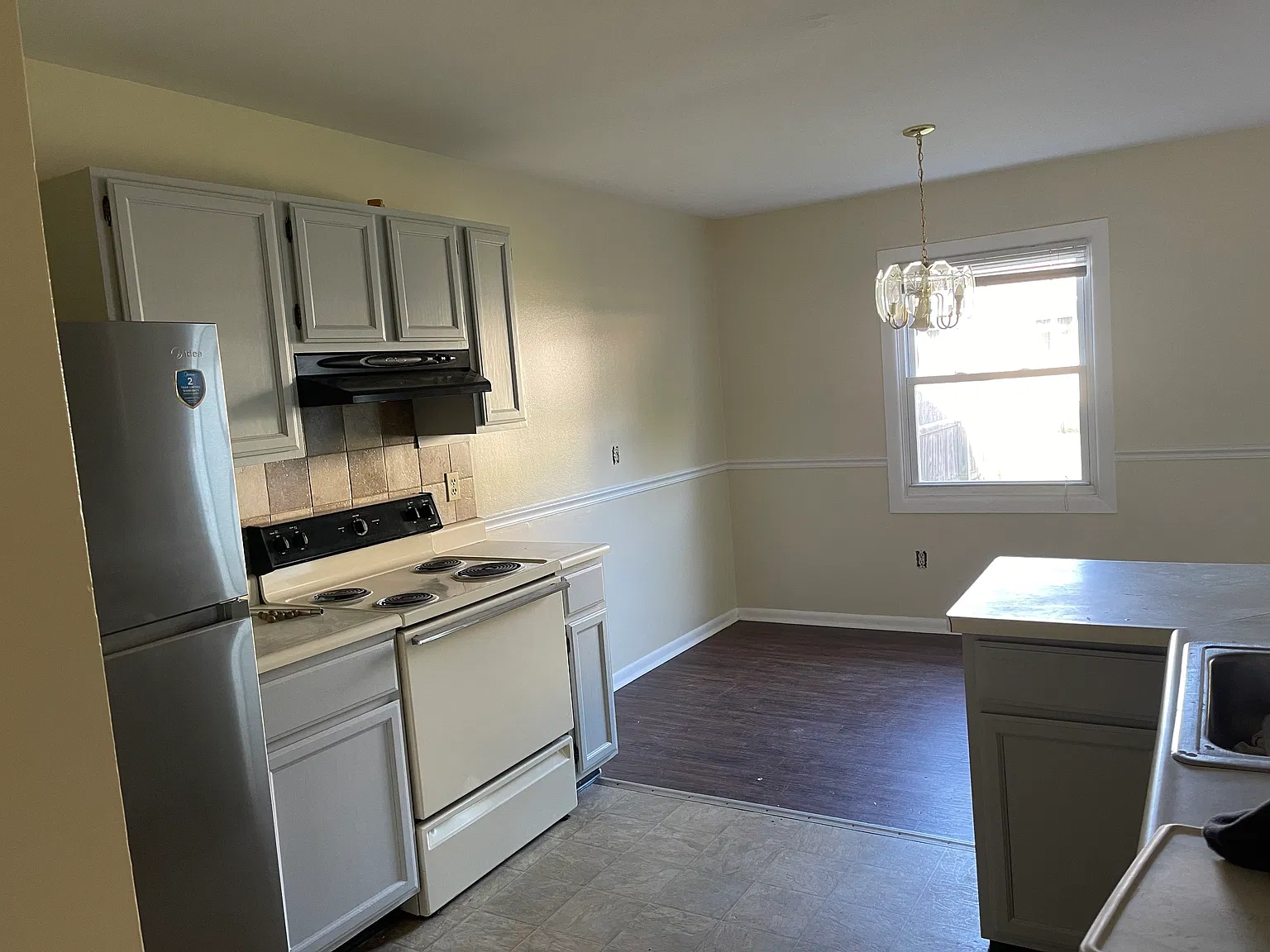 3 bed, 1.5 bath, 1700 sqft, $2,395 — Photo 4