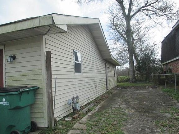4th image of 221 Bishop Dr