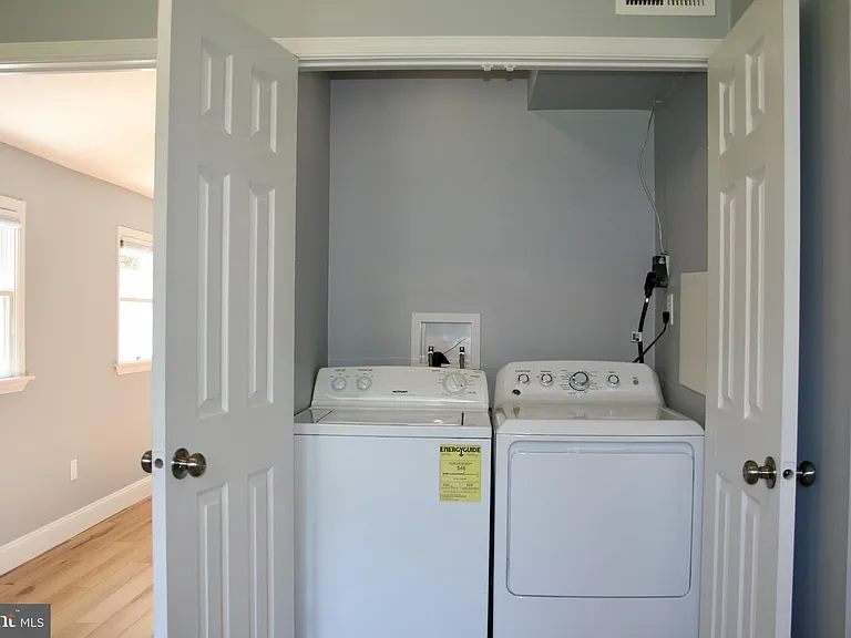 124 Stratford Ave — Photo 7
