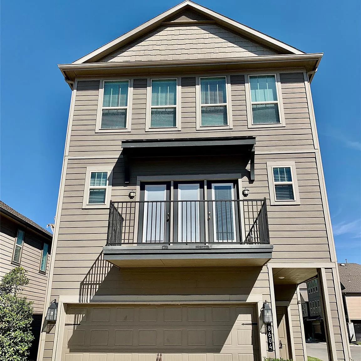 4 bed, 3.5 bath, 2831 sqft, $3,400 — Photo 1