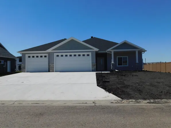 4203 Pine Pkwy S, Fargo, ND 58104