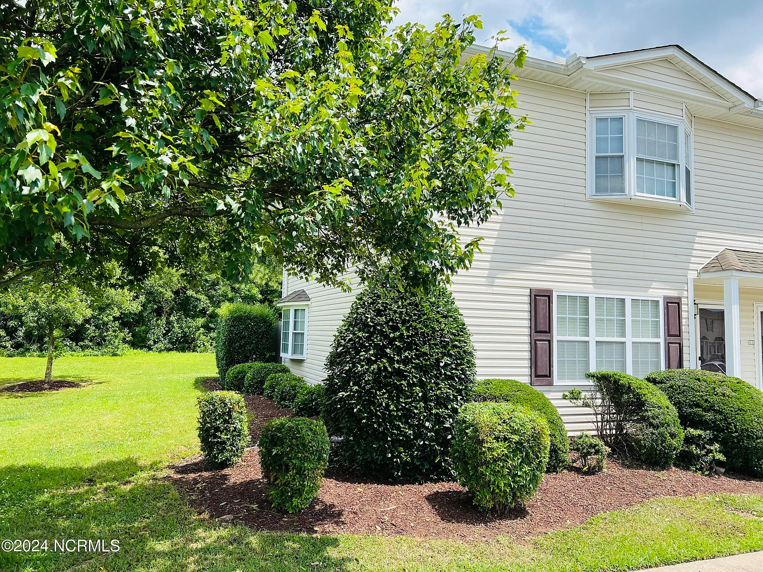 3 bed, 2.5 bath, 1400 sqft, $1,400 — Photo 2