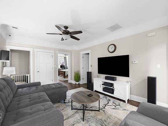 4th image of 1009 N Winchester Ave
