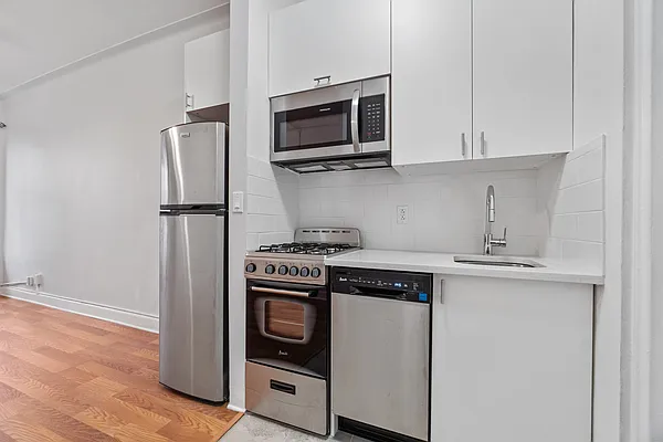 Rented by Avi Nash Associates | media 9