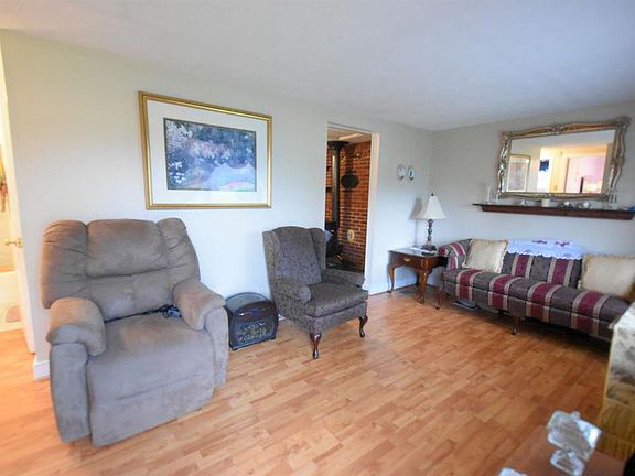 4th image of 2581 Richmond Hwy