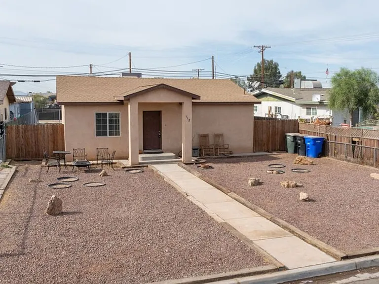 112 S Lake Ave — Photo 1