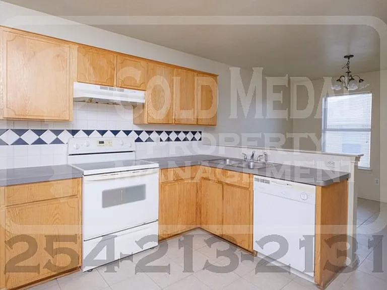 3402 Hereford Ln — Photo 2