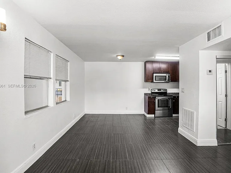 37 SW 14th St #10 — Photo 5
