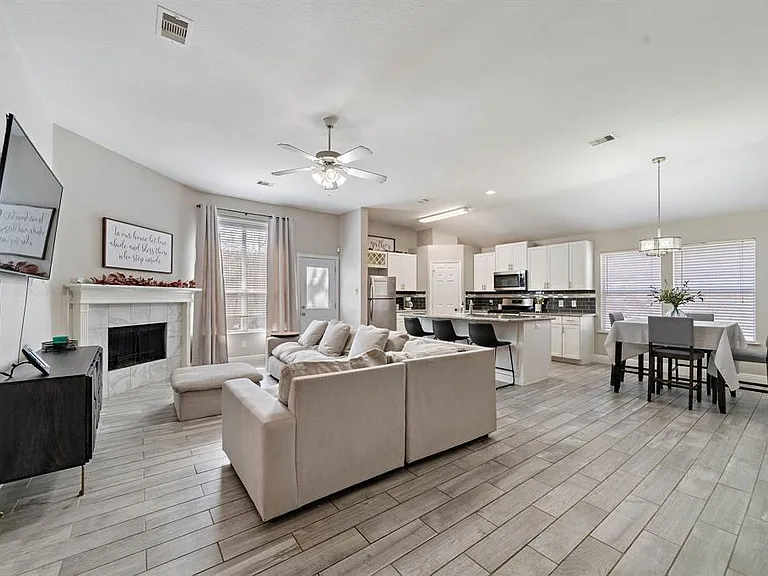 1830 Sherwood Forest Cir — Photo 1