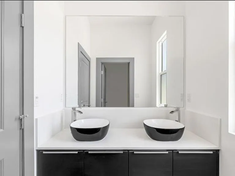 Manzanita Dr — Photo 6
