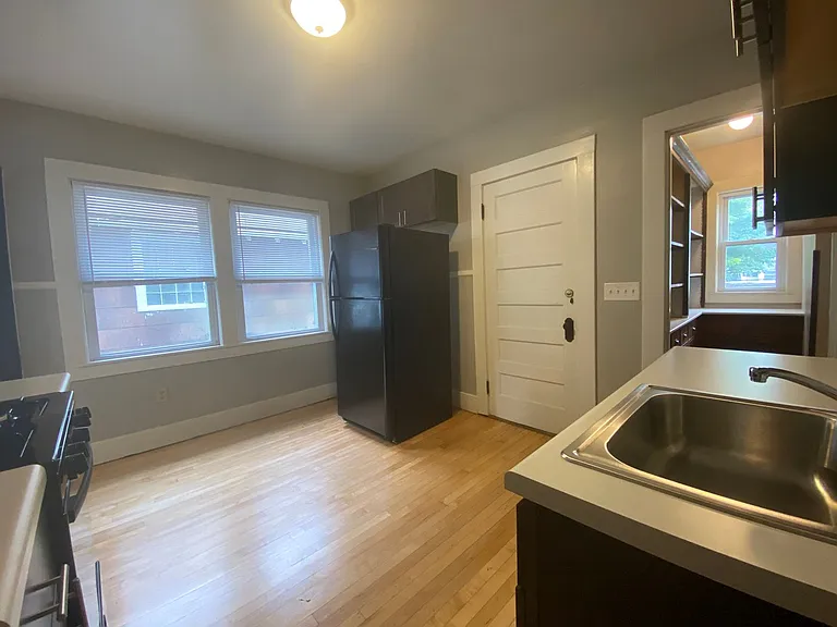3019 N Maryland Ave — Photo 8