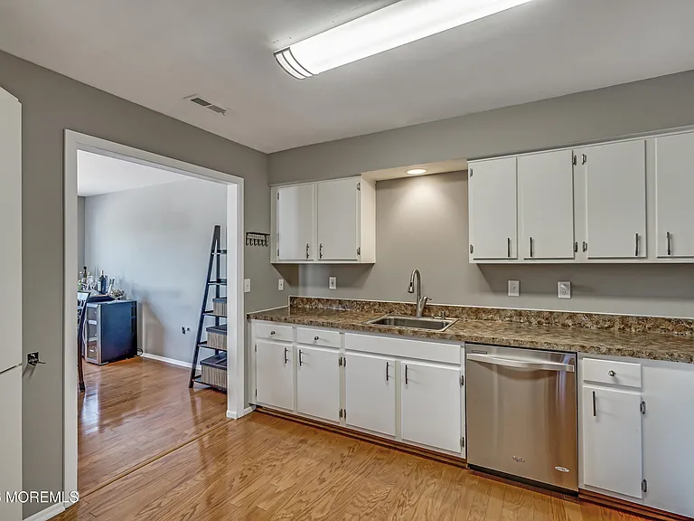 256 Tennis Ct — Photo 17