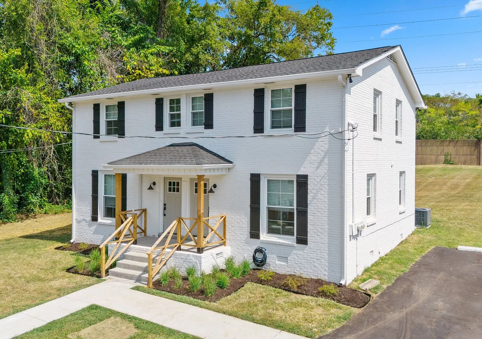 Completely Renovated 2BR, 1.5BA Duplex in West Nashville! — Photo 2
