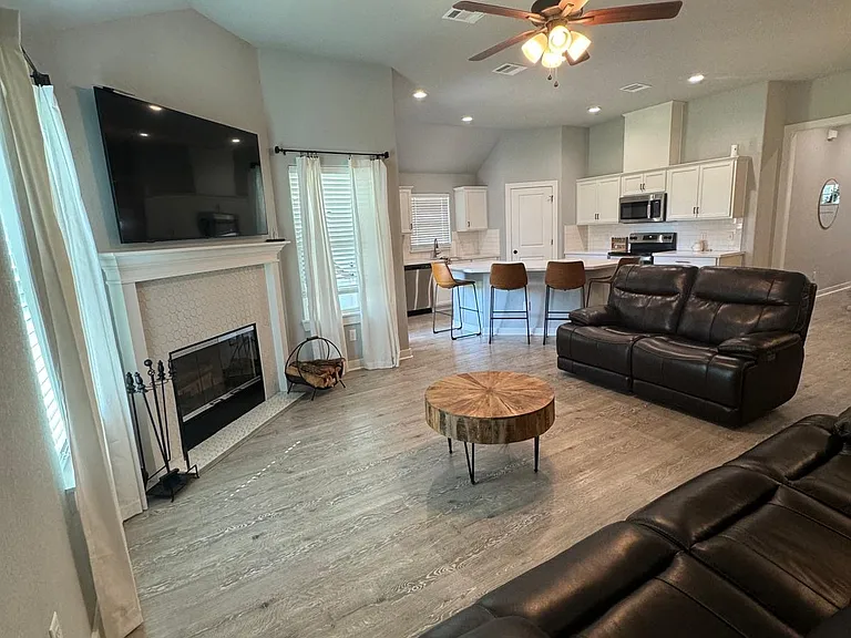 1923 Cambria Dr — Photo 8