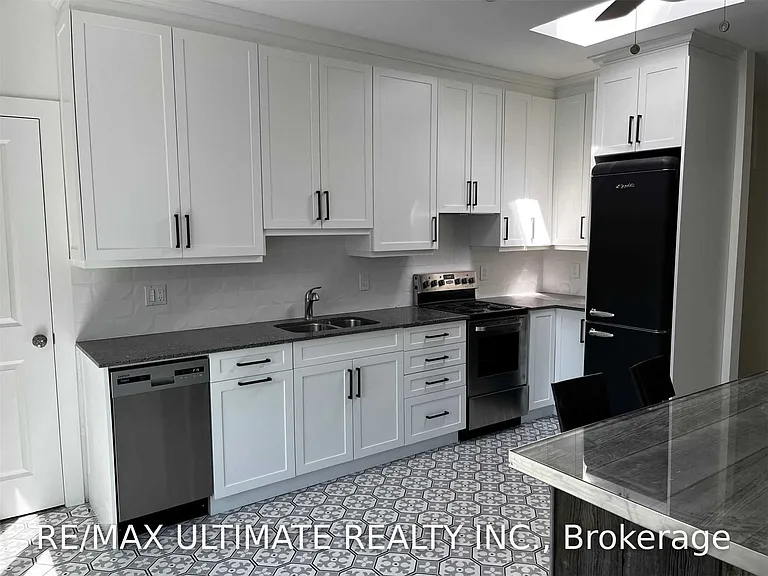 1065B Saint Clair Ave W — Photo 2