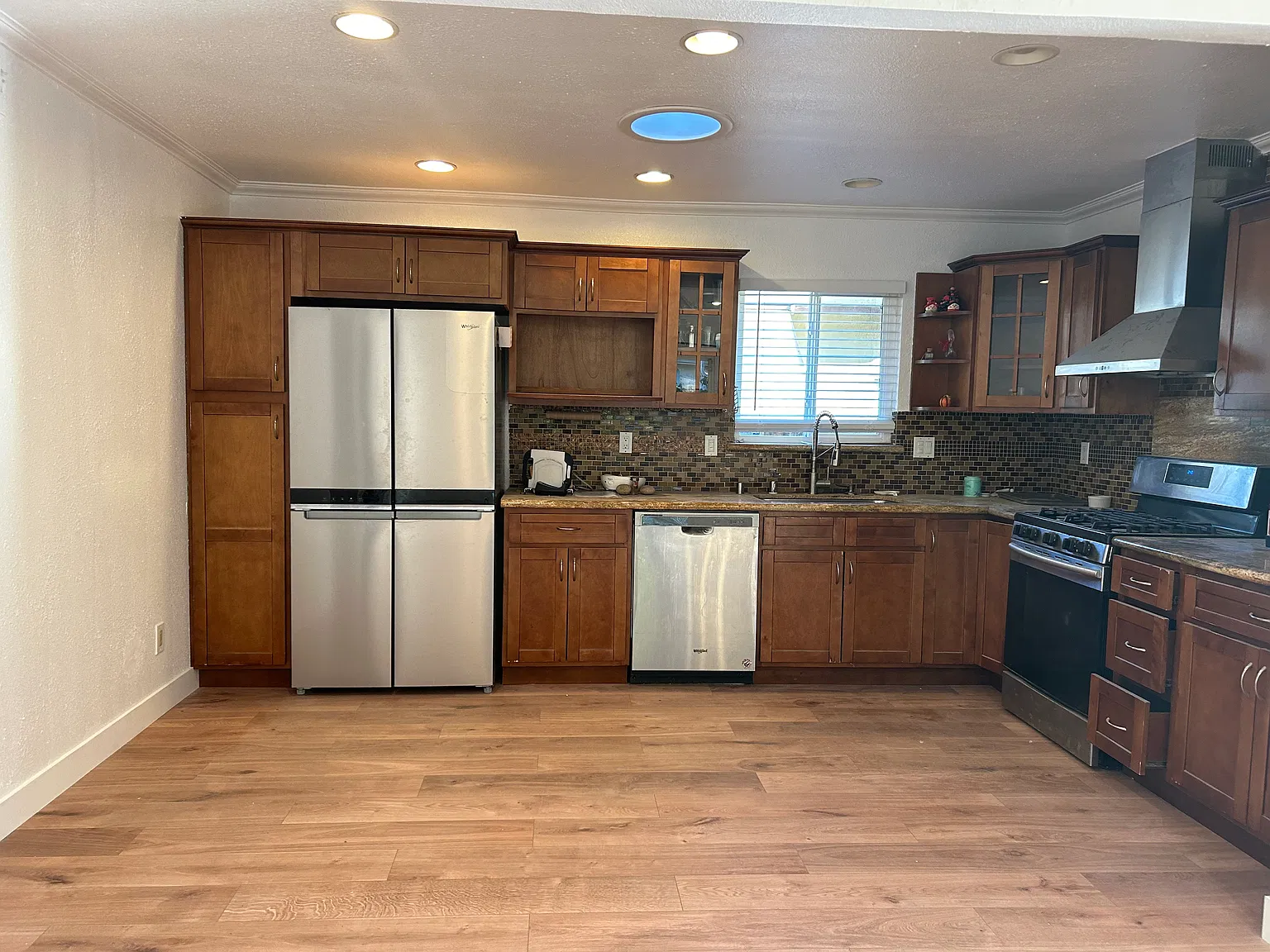 3 bed, 1380 sqft, $4,300 — Photo 2