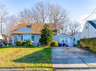 56 Pinetree Dr, Parlin, NJ 08859