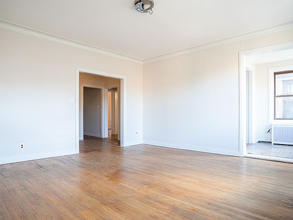 4th image of 1153 E Hyde Park Blvd #3E