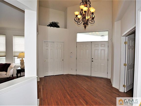 5th image of 17 Dogwood Dr