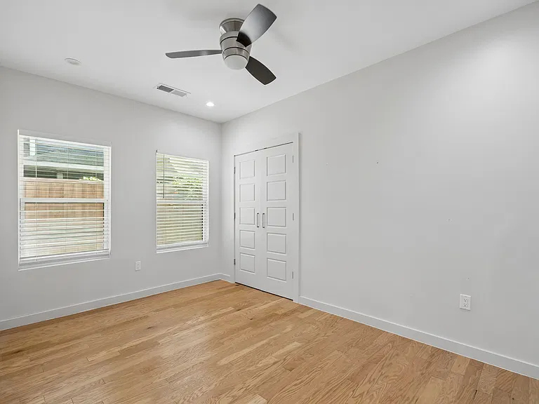 710 N Madison Ave — Photo 16
