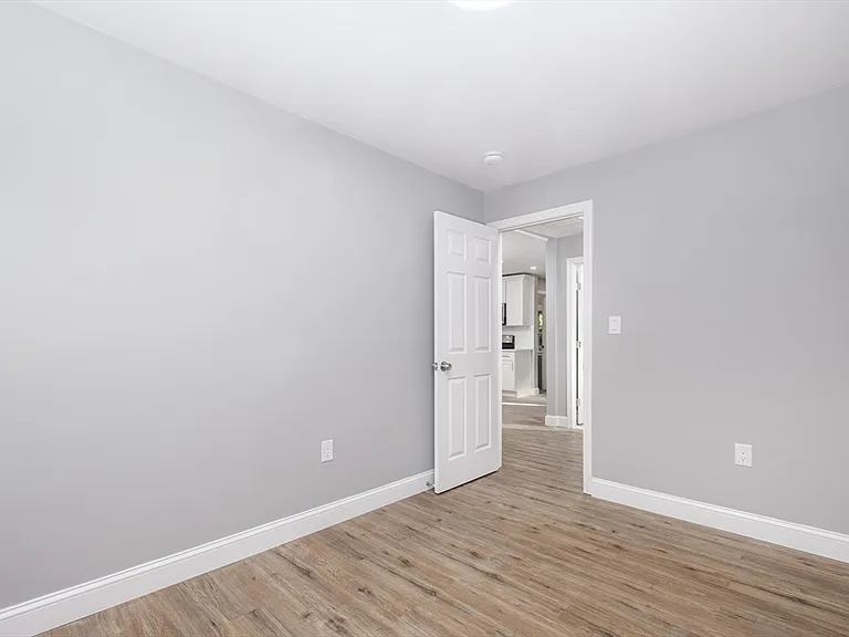 335-337 Windsor St #337 — Photo 8