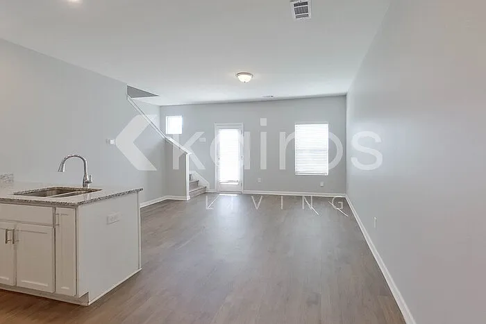 220 Long Island Dr — Photo 2