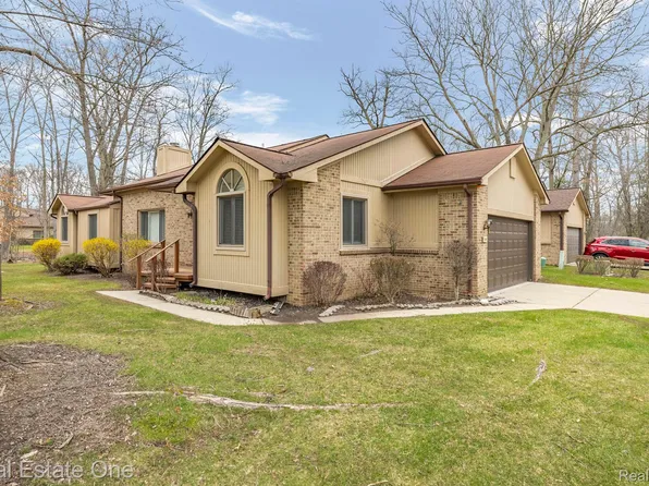 7460 Indianwood Trl, West Bloomfield, MI 48322