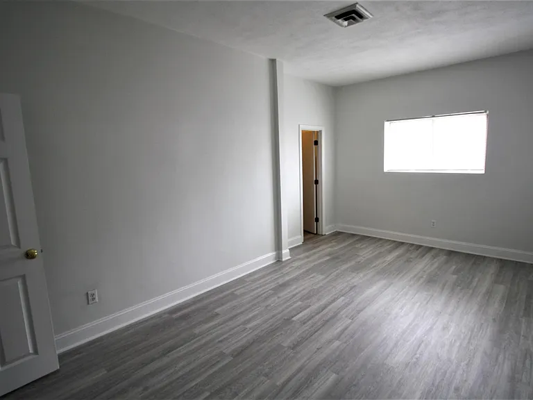 820 E 6th St #1 — Photo 3